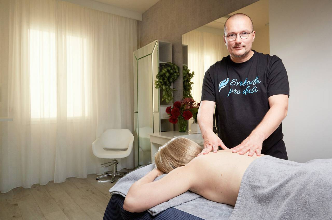 Petr Kořínek - při masáži. Dále se zabývá terapiemi SRT, SpR a MER. Pomáhá i přes online konzultace